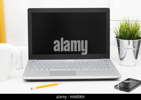 Laptop mit leeren Bildschirm auf weißen Tisch Stockfoto