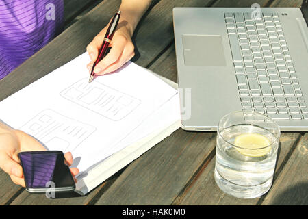 Arbeiten von Zuhause, freiberufliche Designer Zeichnung Mobilanwendung Drahtmodell Stockfoto