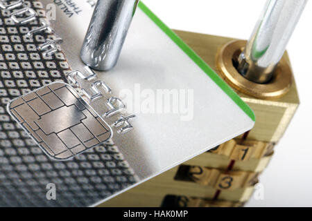 Nahaufnahme von Kreditkarte und Vorhängeschloss - sichere Zahlung-Konzept Stockfoto