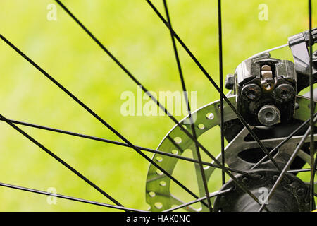 Nahaufnahme von Fahrrad Scheibenbremsen auf grünen Rasen Hintergrund Stockfoto