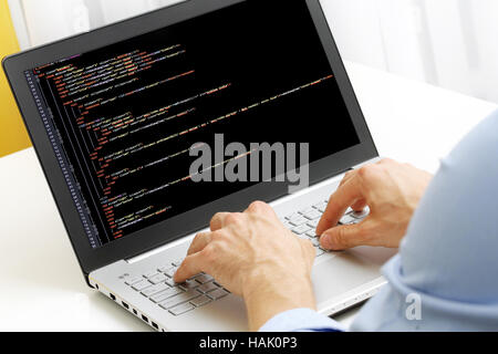Programmierer-Beruf - Mann schreiben Programmcode auf Laptop-computer Stockfoto