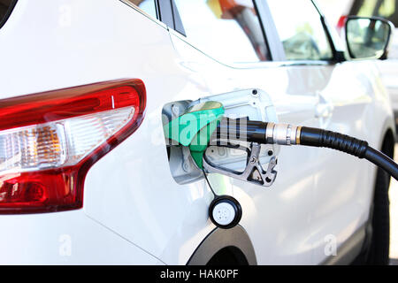 Nachfüllen des Autos mit Kraftstoff in Tankstelle Stockfoto