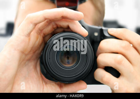 Vorderansicht der Mann mit der Kamera. Closeup Stockfoto