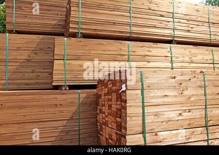Stapel von Holzterrasse Dielen auf dem Holzplatz Stockfoto