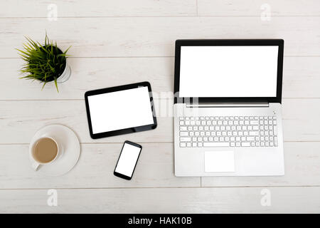 Unternehmensidentität mock-up auf einem Tisch mit Laptop, Tablet, Smartphone und eine Tasse Kaffee Stockfoto