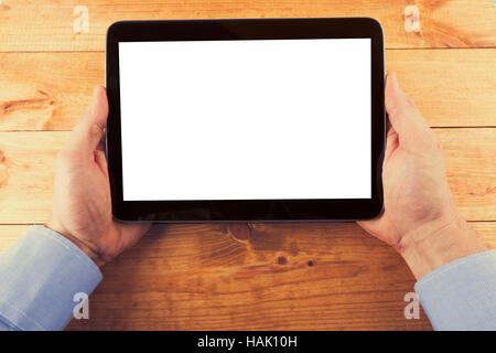 Digital-Tablette mit leeren Bildschirm in den Händen auf den Holztisch Stockfoto