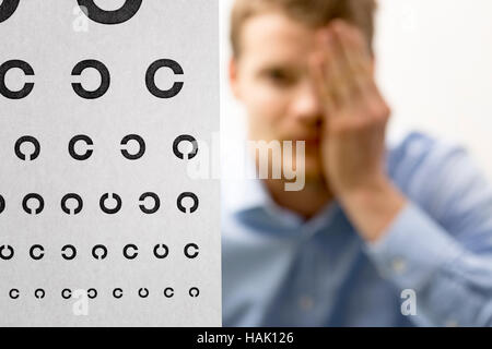 Sehkraft überprüfen. männliche Patienten unter Vision Augenuntersuchung. Test-Chart im Fokus Stockfoto