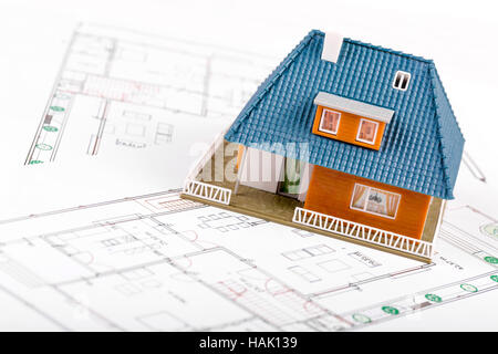Entwicklung von Immobilien - Haus-Modell auf Blaupausen Stockfoto