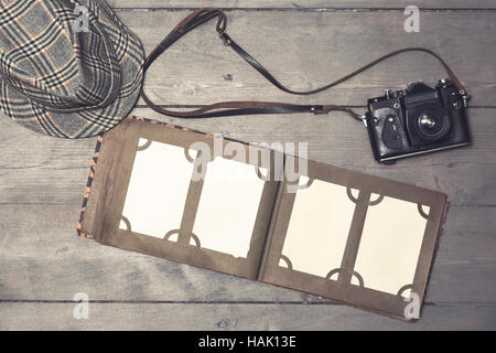 leere Vintage Fotoalbum mit Retro-Kamera auf alten Holztisch Stockfoto
