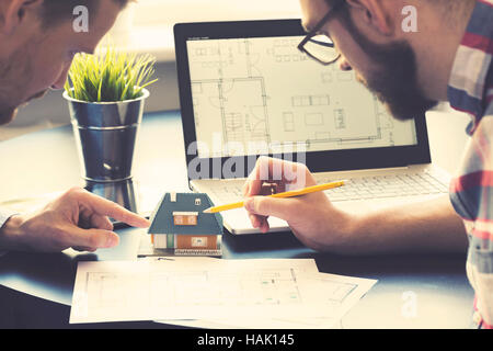 Architekt, zeigen neue Einfamilienhaus Modell an Kunden im Büro Stockfoto