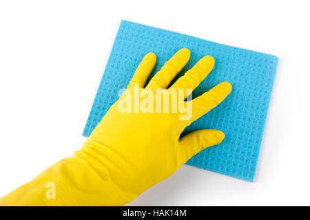 Hand in Gummihandschuh mit blauen Schwamm isoliert auf weiss Stockfoto