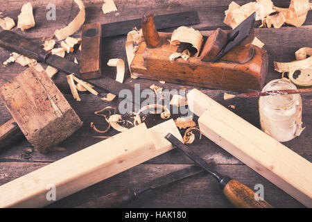 Zimmerei - Vintage Holzbearbeitungswerkzeugen auf Holztisch Stockfoto