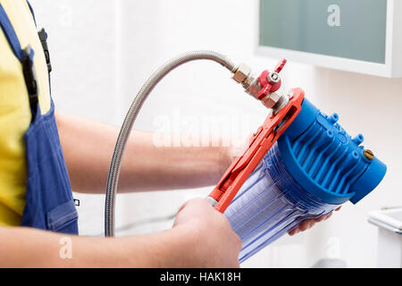 Klempner, die Installierung der neuen Wasserfilter in Badezimmer Stockfoto