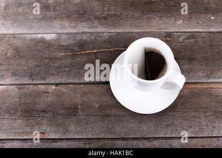 eine halbe Tasse Kaffee am Tisch aus Holz mit copysace Stockfoto