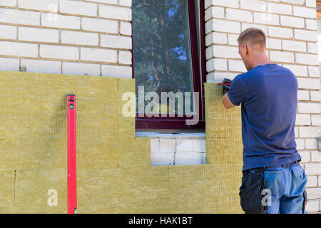 Hausisolierung - Fassade des Hauses mit mineralischen Steinwolle Dämmung Stockfoto