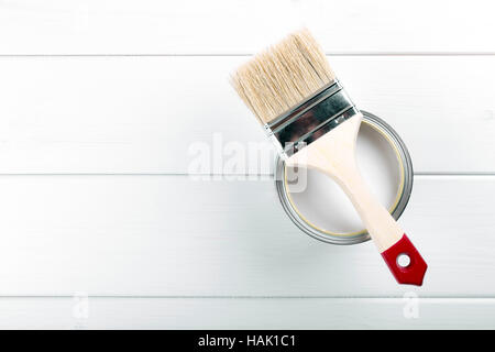 Farbe kann mit Pinsel auf weißem Holz Hintergrund mit Exemplar Stockfoto