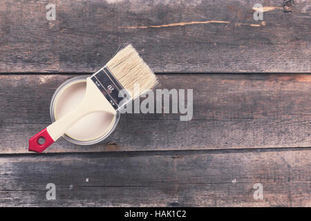 Farbe kann mit Pinsel auf alten hölzernen Hintergrund Stockfoto