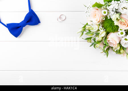 Hochzeit Zubehör auf weißer Holztisch mit Exemplar Stockfoto