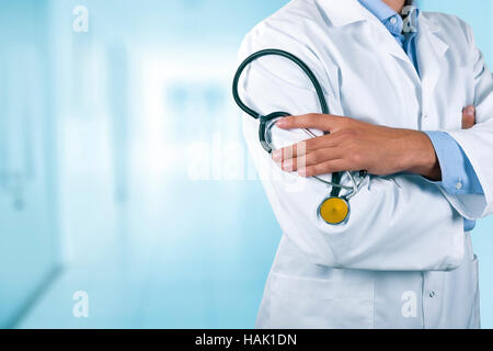 Arzt im Krankenhaus Flur stehen Stockfoto