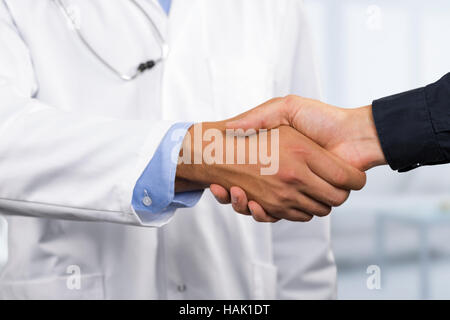 Arzt schüttelt Hände mit einem Patienten Stockfoto