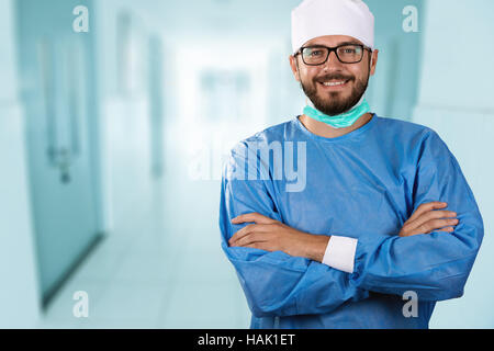glücklich lächelnd Arzt Chirurg im Krankenhaus Flur stehend Stockfoto