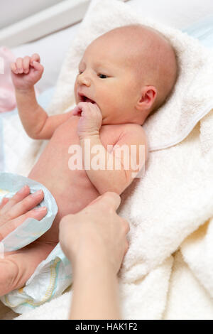 Mutter für ihr neugeborenes Baby Windeln Stockfoto