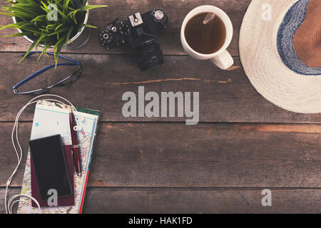 Travel Concept Hintergrund - Urlaub Elemente auf dem Tisch Stockfoto