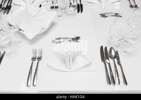 Tisch im Restaurant mit Besteck und Gläser Stockfoto