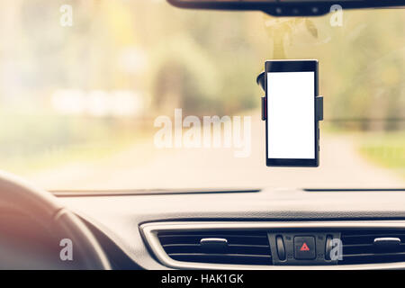 Handy mit leeren Bildschirm in Auto Windschutzscheibe Halterung Stockfoto