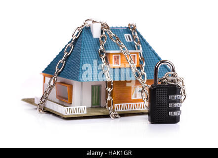 Home-Security-Konzept - Kette mit Vorhängeschloss rund um das Haus Stockfoto