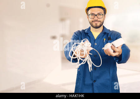Elektriker mit Ausrüstung in Händen bereit zu arbeiten Stockfoto