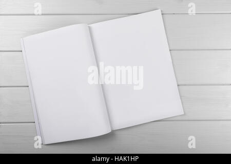 leere weiße Magazin auf Holztisch Stockfoto