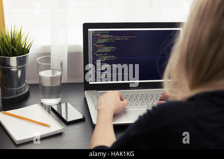 Frau freiberuflicher Programmierer arbeiten von zu Hause aus Stockfoto