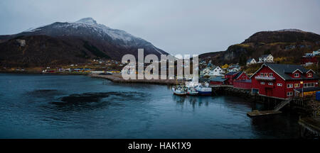 Hafen im Schatten der Schnee bedeckt Berge bei Ornes, Nordland, Nord-Norwegen. Stockfoto