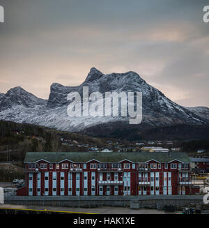 Modernes Wohnen im Schatten der Schnee bedeckt Berge bei Ornes, Nordland, Nord-Norwegen. Stockfoto