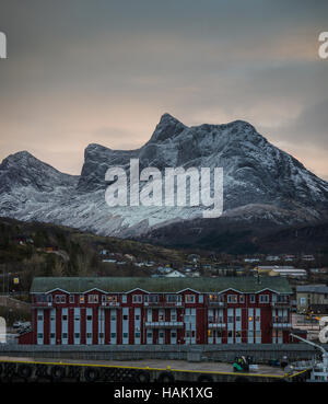 Modernes Wohnen im Schatten der Schnee bedeckt Berge bei Ornes, Nordland, Nord-Norwegen. Stockfoto