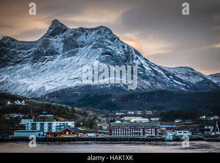 Modernes Wohnen im Schatten der Schnee bedeckt Berge bei Ornes, Nordland, Nord-Norwegen. Stockfoto