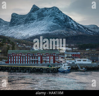 Modernes Wohnen im Schatten der Schnee bedeckt Berge bei Ornes, Nordland, Nord-Norwegen. Stockfoto