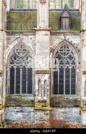 Eine Nahaufnahme von der Seite der Kathedrale Saint-Gatien in Tours, Frankreich. Im Inneren können Besucher einmal vollständig durch die schönen Buntglasfenster hypnotisiert werden. Stockfoto