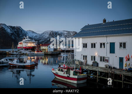 Hurtigruten in der Stadt von Honningsvag in der Nähe zum Nordkap in Norwegen Arktis angedockt. Stockfoto