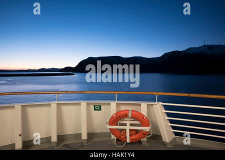 Blick vom Heck des MS Polaryls, Hurtigruten, in Honningsvag, Nord-Norwegen. Stockfoto