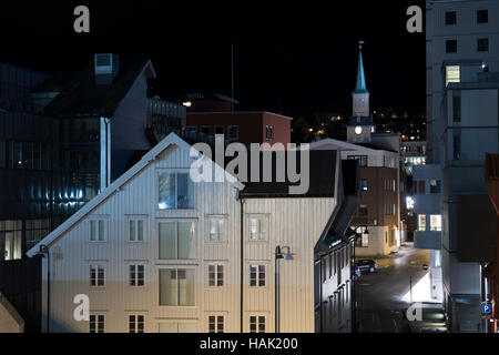 Nacht-Bild von Tromso Gebäude und alte Kathedrale. Stockfoto