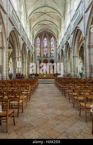 Das Hauptschiff der Kathedrale Saint-Louis de Blois in Blois, Frankreich. Die Kathedrale selbst hat verschiedene Architektur vom 12. bis ins 18. Jahrhundert. Stockfoto