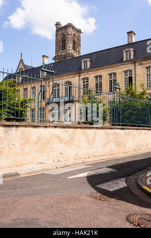 Die Kathedrale von Saint-Cyr-et-Sainte-Julitte in Nevers, Frankreich erreichte über ein Schulgebäude. Stockfoto