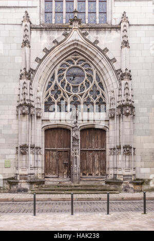 Die Fassade von Saint Saturnin in Tours, Frankreich. Es wurde im Jahr 1473 mit Hilfe von König Louis XI gebaut. Stockfoto