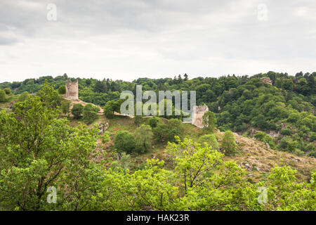 Burgruine an der Mündung des Flusses Sedelle und Flusses Creuse in Frankreich zu liegen. Stockfoto