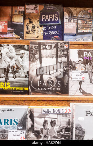 Bücher zum Verkauf in Passage Jouffroy, Paris. Stockfoto