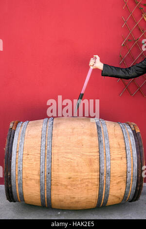 Winzer immer Probe Rotwein vom Fass Stockfoto