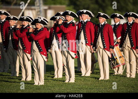 Die US Army Fife and Drum Corps Twilight Tattoo Washington DC / WASHINGTON DC — das Fife and Drum Corps der US Army, gekleidet in Uniformen aus der Zeit des Unabhängigkeitskriegs, tritt während des Army Twilight Tattoo in der Joint Base Myer-Henderson Hall auf. Die Musiker spielen traditionelle Fünfzigern und Trommeln und demonstrieren historische Militärmusik als Teil dieses kostenlosen öffentlichen Wettbewerbs, der die Geschichte und Traditionen der US-Armee darstellt. Stockfoto
