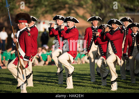 WASHINGTON DC, USA – das Fife and Drum Corps der US Army, gekleidet in Uniformen aus der Zeit des Unabhängigkeitskriegs, tritt während des Army Twilight Tattoo in der Joint Base Myer-Henderson Hall auf. Die Musiker spielen traditionelle Fünfzigern und Trommeln und demonstrieren historische Militärmusik als Teil dieses kostenlosen öffentlichen Wettbewerbs, der die Geschichte und Traditionen der US-Armee darstellt. Stockfoto